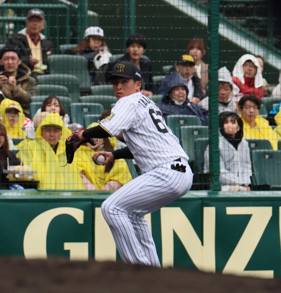 　１回、福永のゴロを一塁へ悪送球する高寺（撮影・北村雅宏）