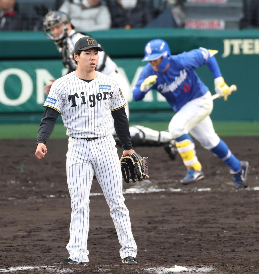 　９回、辻本（右奥）を遊ゴロに打ち取る工藤（撮影・中田匡峻）