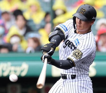 　３回、二塁打を放つ前川（撮影・田中太一）