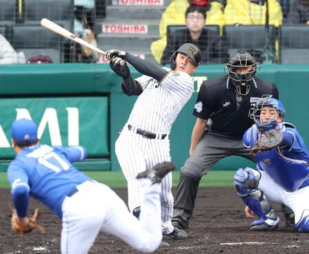 　５回、中前打を放つ前川（投手は柳、捕手は石伊）＝撮影・中田匡峻
