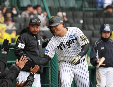 　２回、ソロ弾を放った前川はナインとタッチを交わす（撮影・北村雅宏）