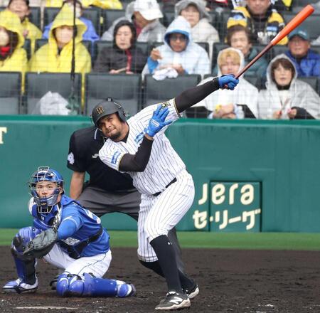 　３回、中前適時打を放つへルナンデス（捕手・石橋）＝撮影・中田匡峻