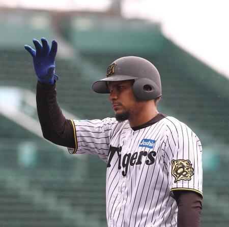 　３回、適時打を放ったヘルナンデスはベンチに向かって右手を上げる（撮影・北村雅宏）