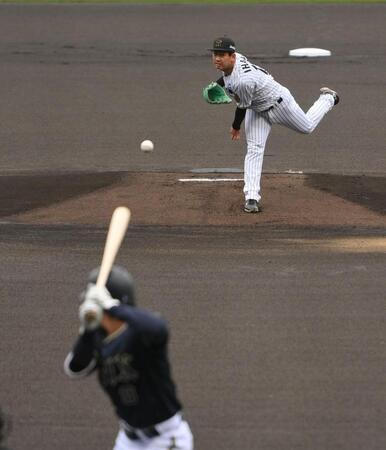 　１回、麦谷に投球する伊原（撮影・西田忠信）