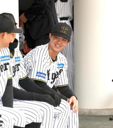 　必勝祈願の前、森下らと談笑する中野（撮影・北村雅宏）