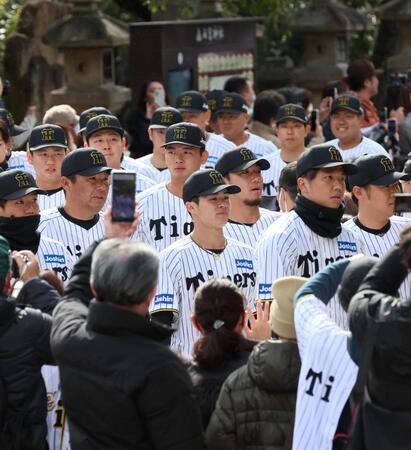 　必勝祈願に向かう中野（中央下）ら（撮影・北村雅宏）
