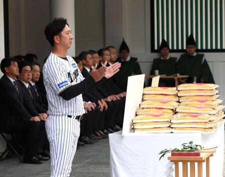 　柏手を打つ藤川監督（撮影・北村雅宏）