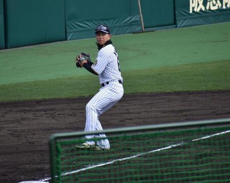 　守備練習する中川