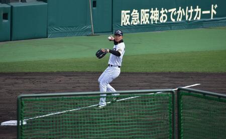 　守備練習する中川