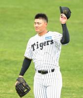 　２回にソロ弾を放った前川は守備に就いた際、ファンからの声援に帽子を取って応える（撮影・中田匡峻）