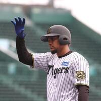 　３回、適時打を放ったヘルナンデスはベンチに向かって右手を上げる（撮影・北村雅宏）