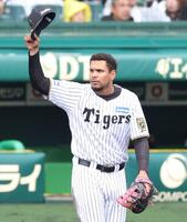 　３回に適時打を放ったヘルナンデスはファンの声援に帽子を取って応える（撮影・中田匡峻）