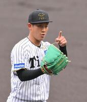 　初回を投げ終えベンチに戻る伊原（撮影・西田忠信）