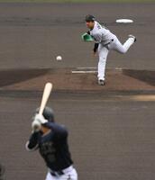 　１回、麦谷に投球する伊原（撮影・西田忠信）