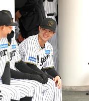 　必勝祈願の前、森下らと談笑する中野（撮影・北村雅宏）