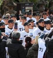 　必勝祈願に向かう中野（中央下）ら（撮影・北村雅宏）