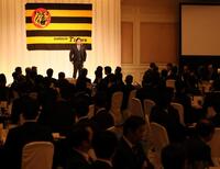 　激励会で挨拶する藤川監督（撮影・北村雅宏）