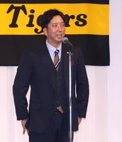 　激励会で工藤の支配下登録の発表をする藤川監督（撮影・北村雅宏）