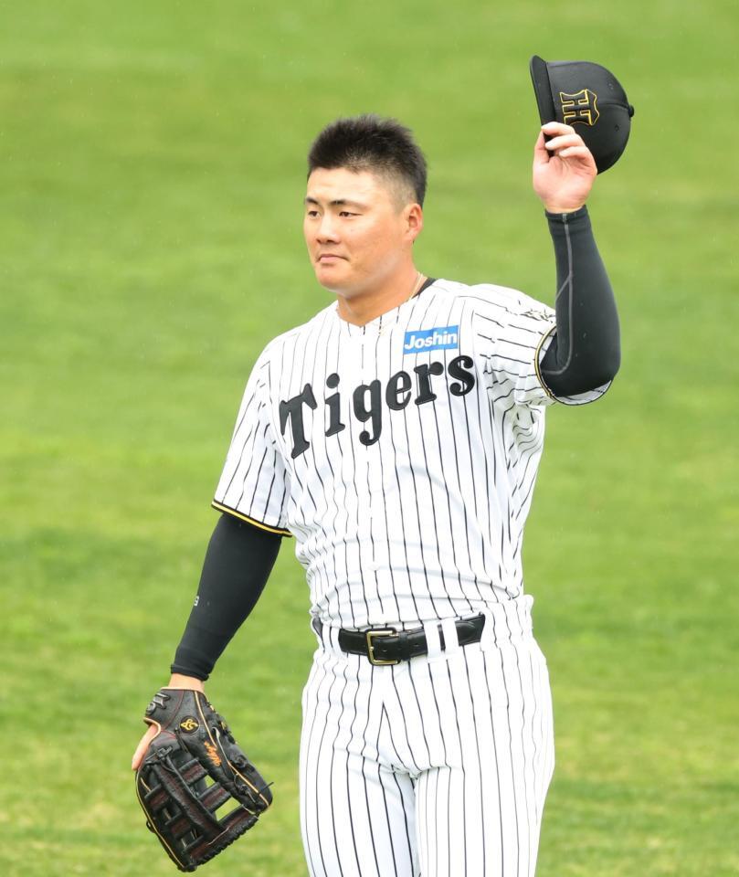 　２回にソロ弾を放った前川は守備に就いた際、ファンからの声援に帽子を取って応える（撮影・中田匡峻）