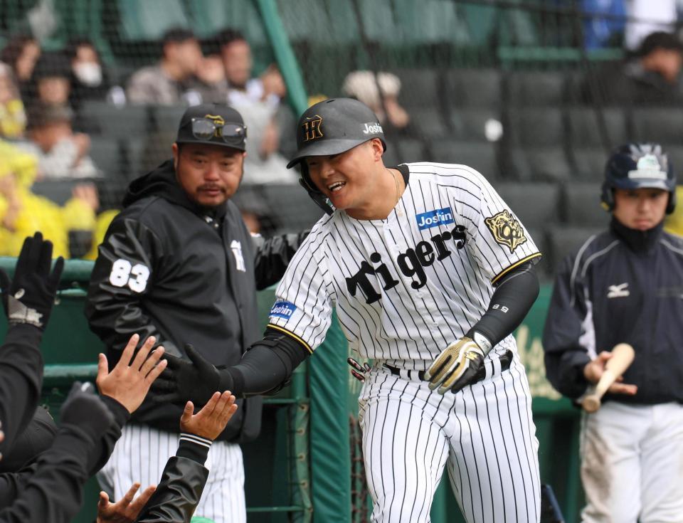 　２回、ソロ弾を放った前川はナインとタッチを交わす（撮影・北村雅宏）