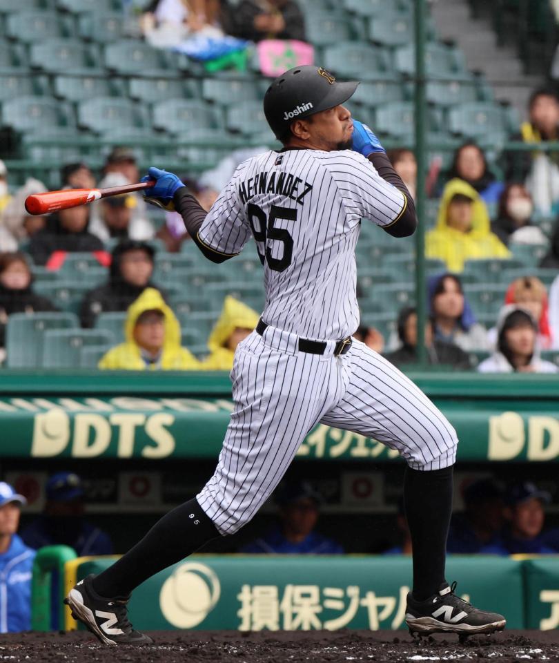 　２回、右前打を放つヘルナンデス（撮影・北村雅宏）