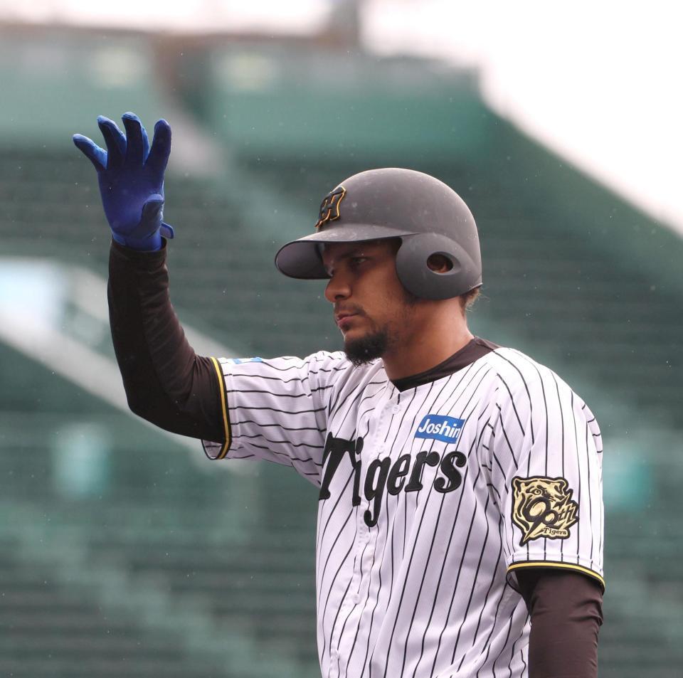 　３回、適時打を放ったヘルナンデスはベンチに向かって右手を上げる（撮影・北村雅宏）