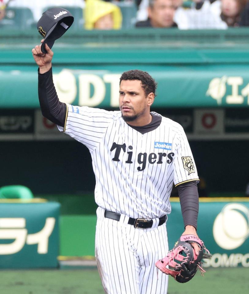 　３回に適時打を放ったヘルナンデスはファンの声援に帽子を取って応える（撮影・中田匡峻）