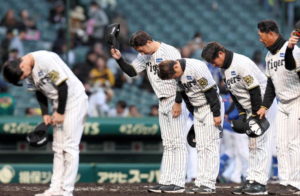 　試合後、ファンにあいさつをする藤川監督（中央）＝撮影・北村雅宏