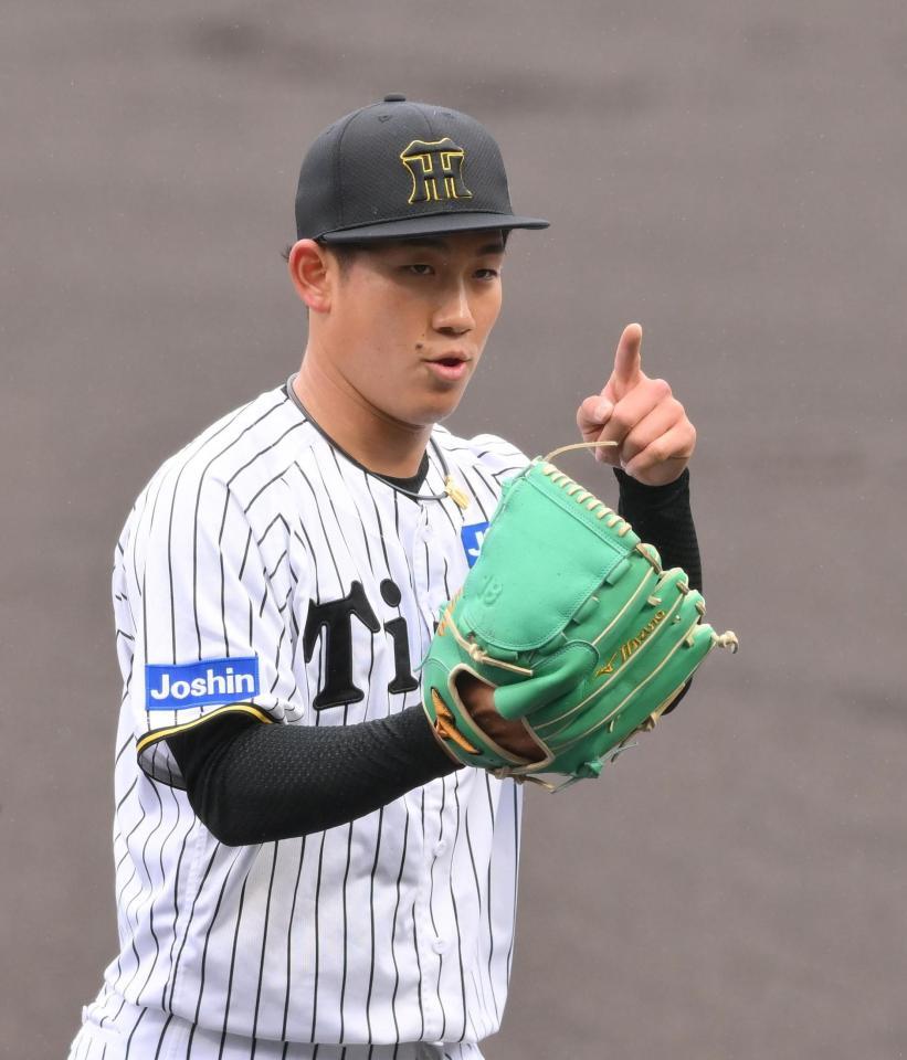 　初回を投げ終えベンチに戻る伊原（撮影・西田忠信）