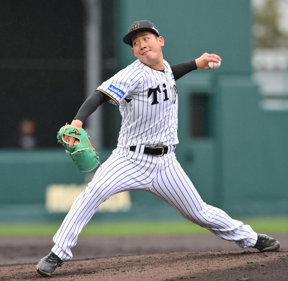 　力投する先発の伊原（撮影・西田忠信）