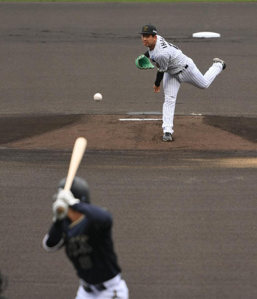 　１回、麦谷に投球する伊原（撮影・西田忠信）