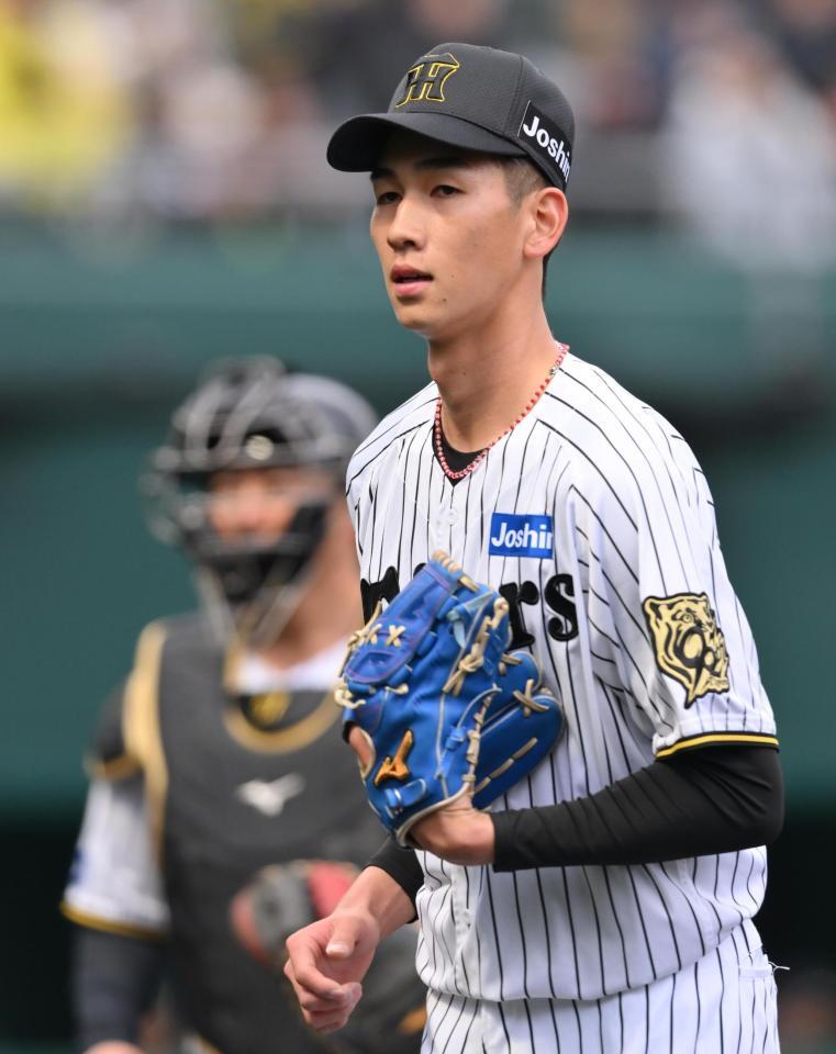 　８回を無失点に抑えベンチに戻る今朝丸（撮影・西田忠信）