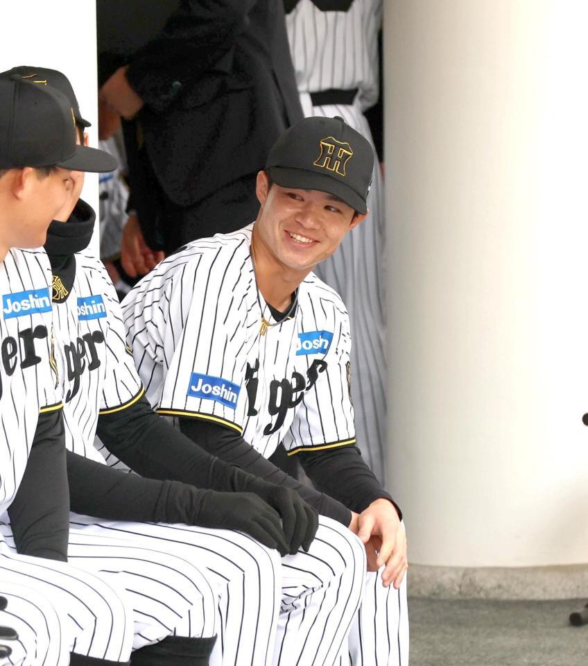 　必勝祈願の前、森下らと談笑する中野（撮影・北村雅宏）