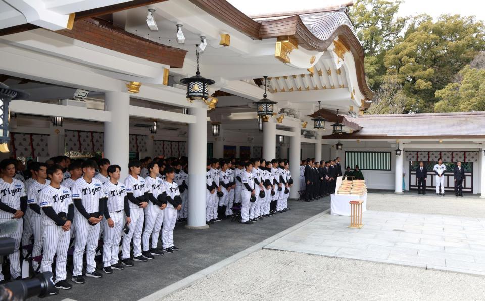 　必勝祈願を行う阪神ナインら（撮影・北村雅宏）