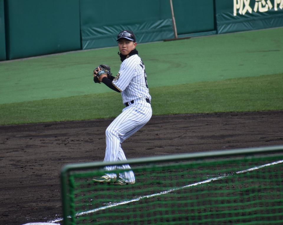 　守備練習する中川