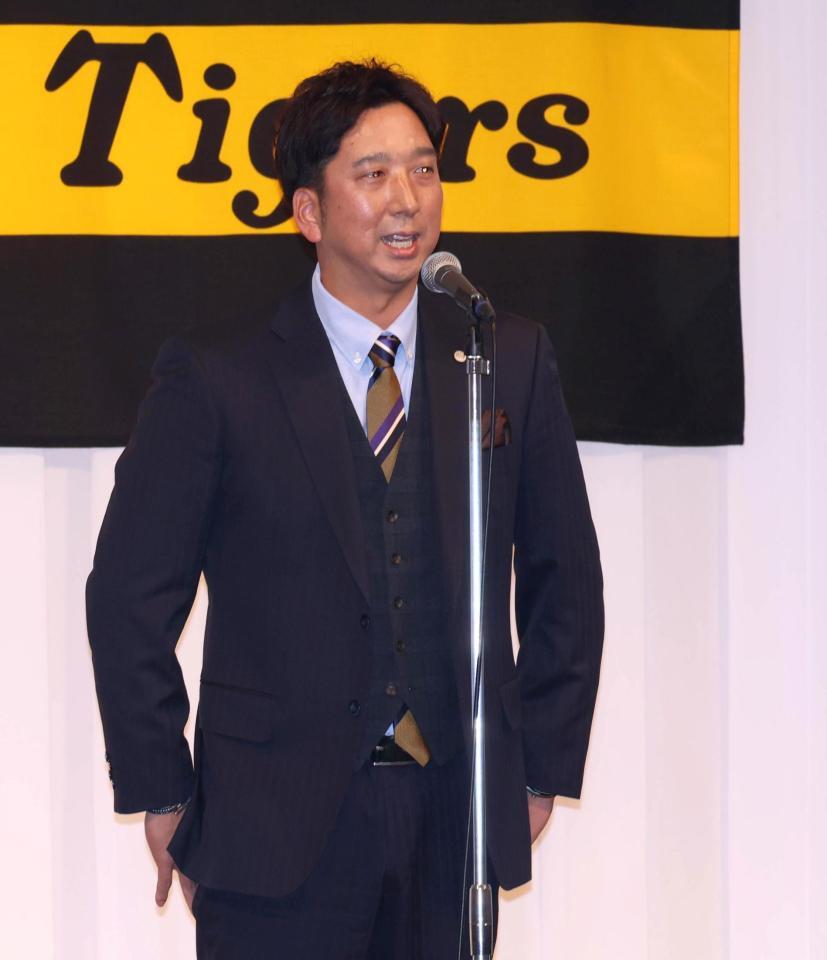 　激励会で工藤の支配下登録の発表をする藤川監督（撮影・北村雅宏）