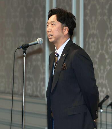 　あいさつの最後で、工藤の支配下を報告する藤川監督（撮影・田中太一）