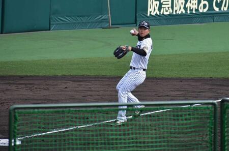 　三塁守備練習に励む中川