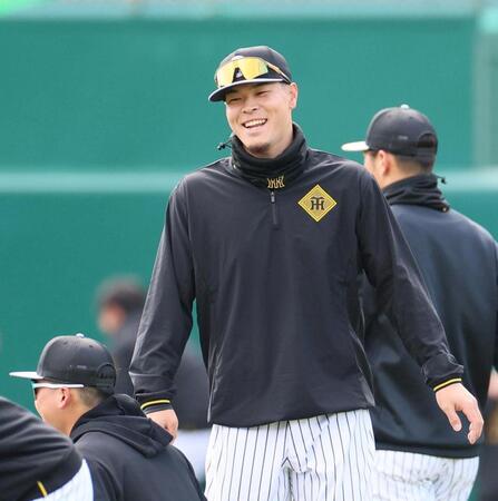 　チームに合流し、笑顔を見せる佐藤輝（撮影・北村雅宏）