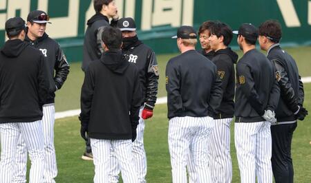 　ナインの前であいさつをする工藤（右）＝撮影・中田匡峻