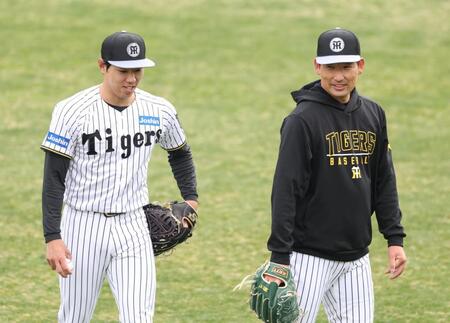 　キャッチボールを終え、岩崎（右）と話す工藤（撮影・中田匡峻）