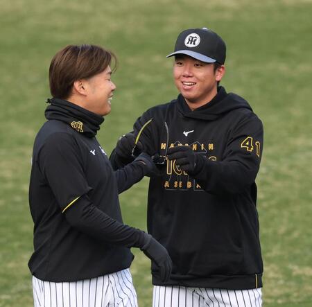 　西勇（左）と話す村上（撮影・中田匡峻）