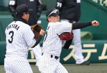 　一塁でシートノックを受ける高寺（右）と大山（撮影・中田匡峻）