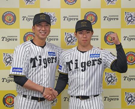 　藤川監督と握手を交わす工藤（右）＝撮影・北村雅宏