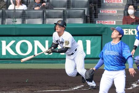 　１回、東（右）から先制２ランを放つ前川（撮影・中田匡峻）
