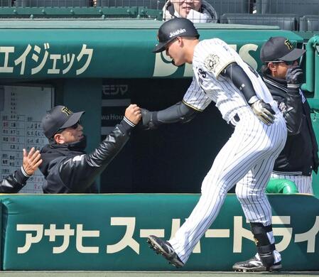 　１回、先制２ランを放った前川（右）を迎える藤川監督（撮影・中田匡峻）