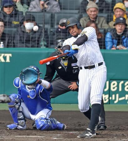 　５回、左中間へソロを放つヘルナンデス（撮影・中田匡峻）