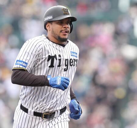 　５回、ソロを放ち、本塁へ走るヘルナンデス（撮影・田中太一）