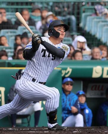 　１回、先制２ランを放つ前川（撮影・北村雅宏）