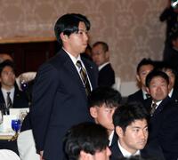 　激励会で支配下が決まり、引き締まった表情であいさつする工藤（撮影・田中太一）